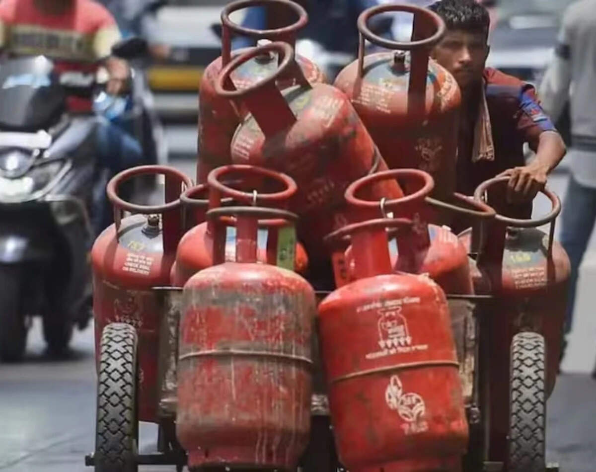 LPG गैस से लेकर ब्याज दर तक बदल जाएंगे ये नियम, जानिए 1 जून से कितना पड़ेगा जेब पर असर 